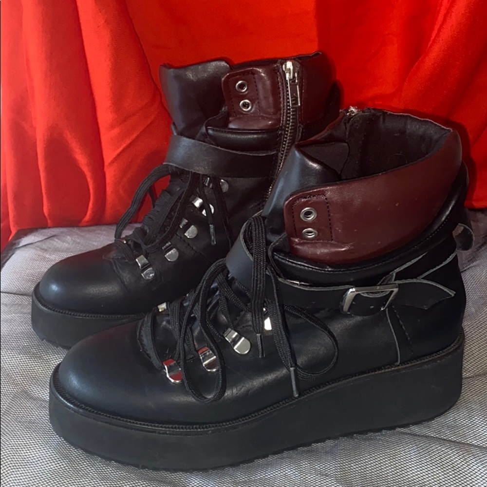 Steve Madden 2 in Black Buckle Zipper Boots